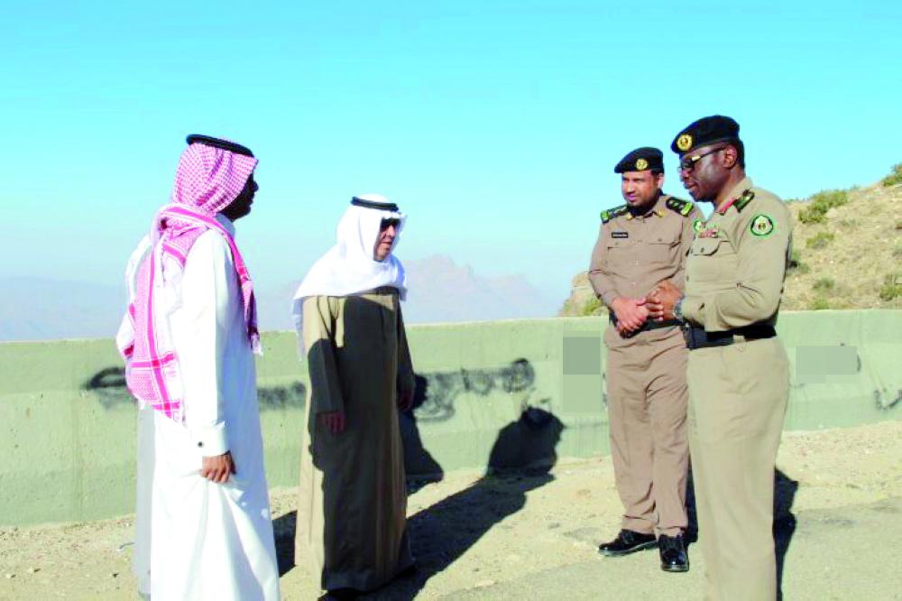 



محافظ بلجرشي ومدير مرور الباحة ومدير الطرق أثناء وقوفهم على عقبة حزنة. (عكاظ)