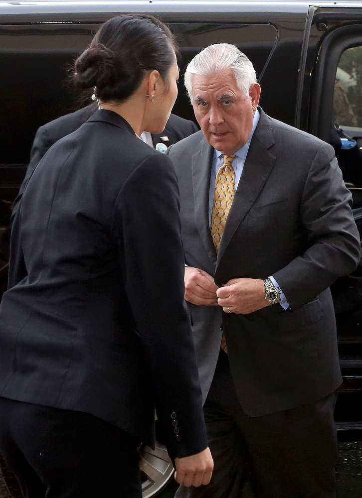 US foreign minister Rex Tillerson (R) arrives to attend the Kuwait international conference for the reconstruction of Iraq in Kuwait City on February 13, 2018. / AFP / YASSER AL-ZAYYAT
