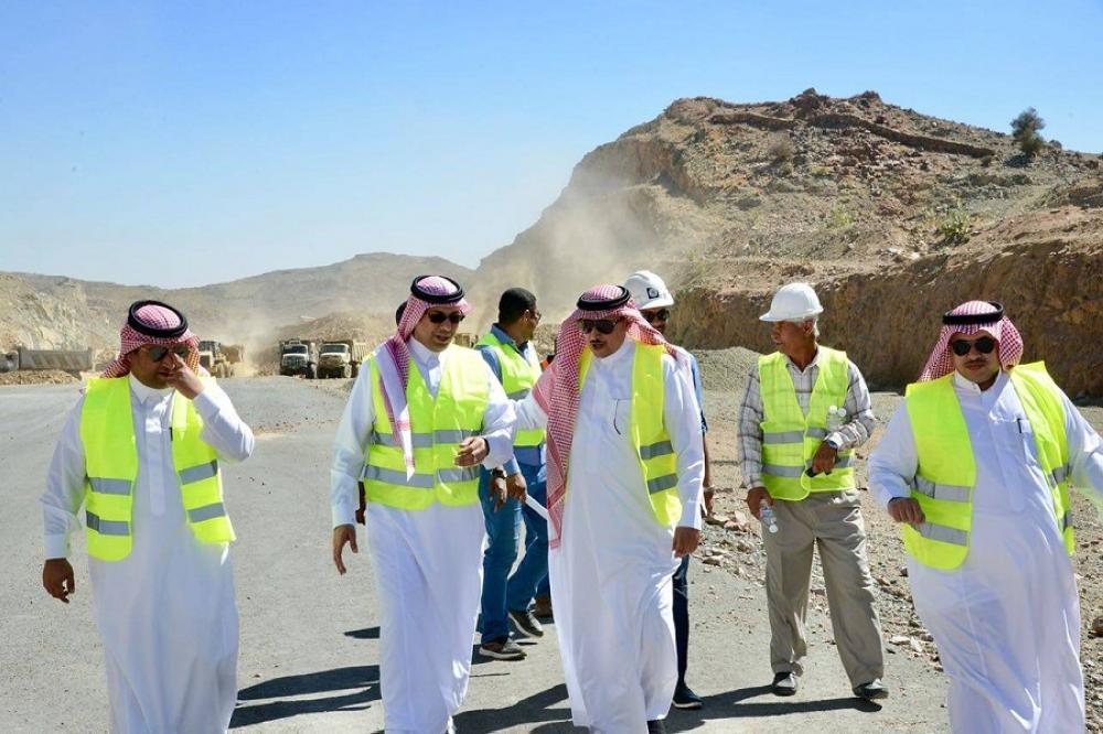 نائب وزير النقل يستمع لشرح عن إنجاز مشاريع الطرق في الطائف (حساب وزارة النقل في «تويتر»)