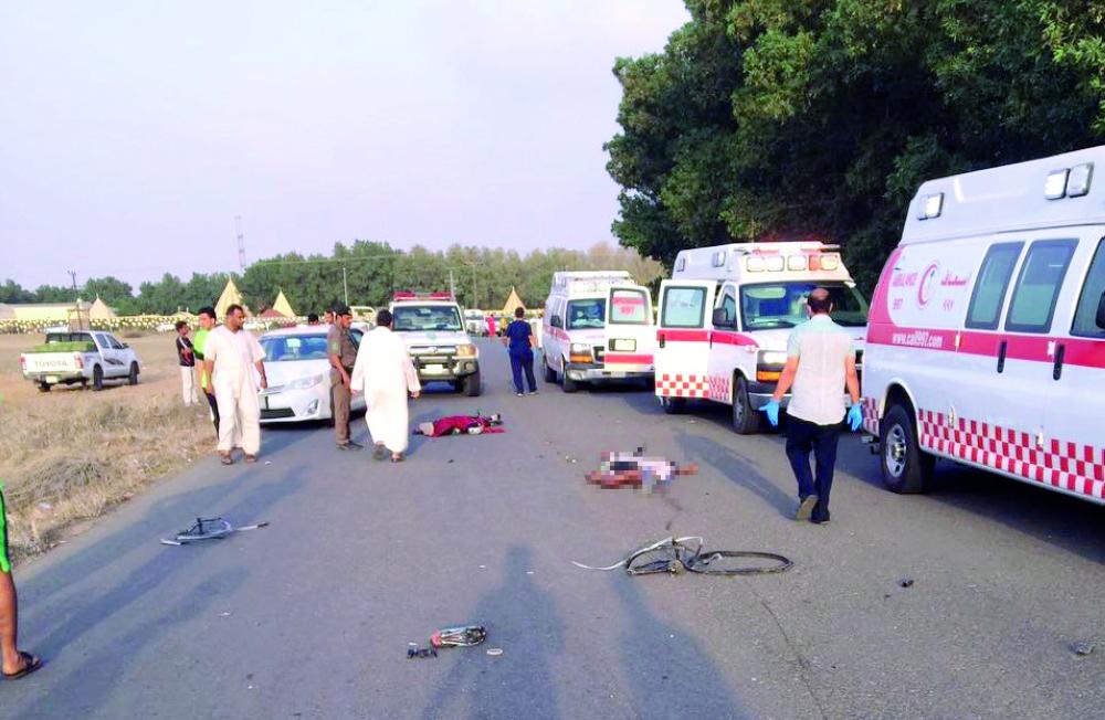 



جثامين بعض المتوفين بجانب سيارات الإسعاف، وفي الإطار دراجات محطمة. و«عكاظ» تعتذر لنشر الصور.