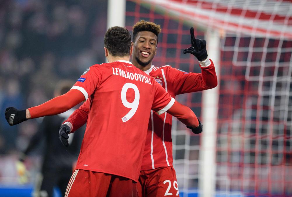 Bayern Munich's Polish forward Robert Lewandowski (L) is congratulated by teammate Kingsley Coman afer he scored during the UEFA Champions League round of sixteen first leg football match Bayern Munich vs Besiktas Istanbul on February 20, 2018 in Munich, southern Germany.  - Germany OUT
 / AFP / DPA / Matthias Balk
