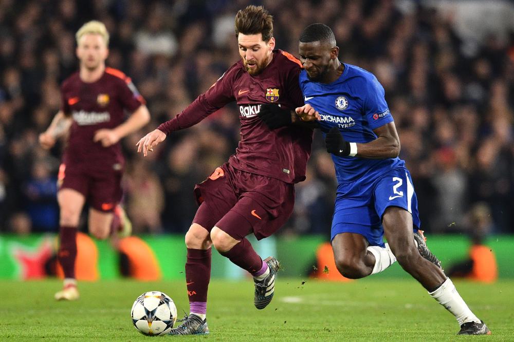 Barcelona's Argentinian striker Lionel Messi (C) vies with Chelsea's German defender Antonio Rudiger (R) during the first leg of the UEFA Champions League round of 16 football match between Chelsea and Barcelona at Stamford Bridge stadium in London on February 20, 2018. The game finished 1-1. / AFP / Glyn KIRK                          
