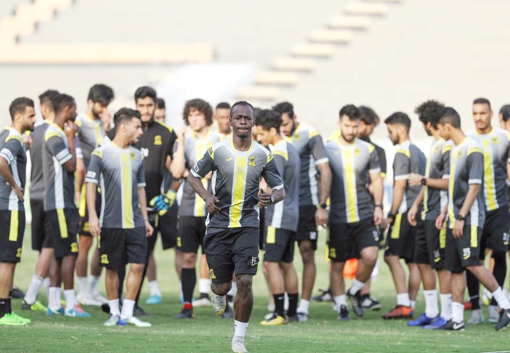 



لاعبو الاتحاد وسط الملعب قبل انطلاق التدريبات.