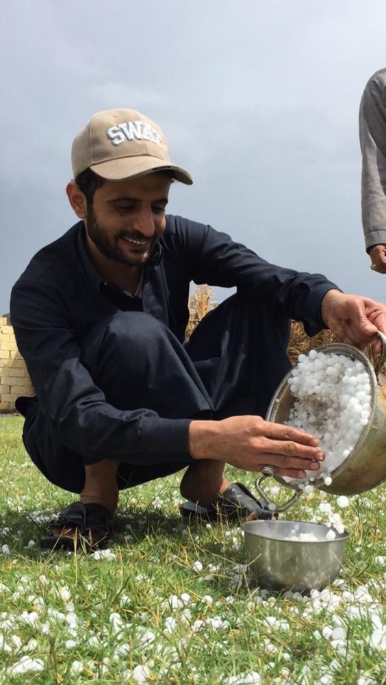 



أهالي المدينة يستمتعون بجمع حبات البرد. (تصوير: عبدالمجيد الدويني)