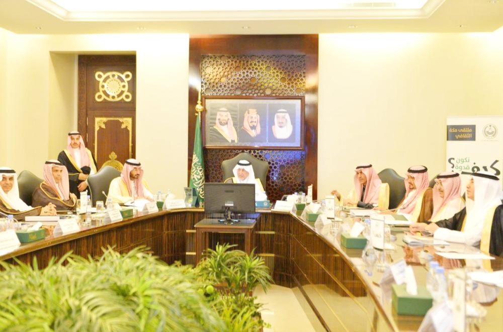 



الأمير خالد الفيصل مترئسا اجتماعات مجلس هيئة تطوير المنطقة واللجنتين الوزاريتين للنقل العام بالعاصمة المقدسة وجدة. (عكاظ)