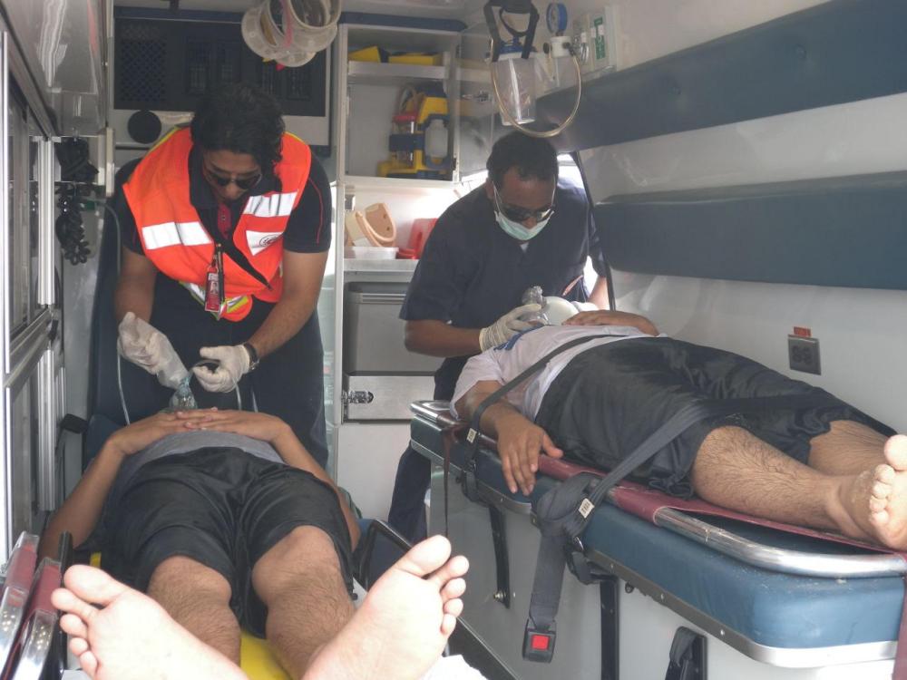 مصابان أثناء إسعافهما من قبل الهلال الأحمر. (عكاظ) 