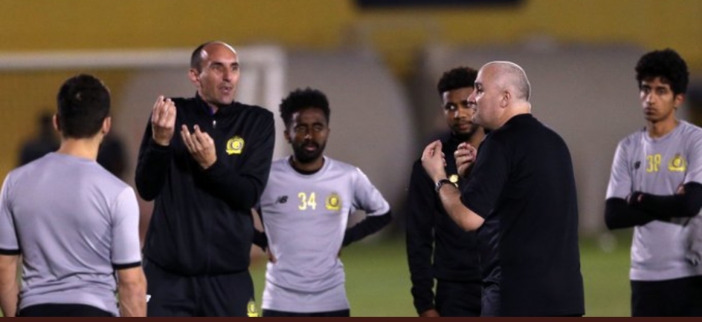  مدرب النصر  يتحدث مع اللاعبين 