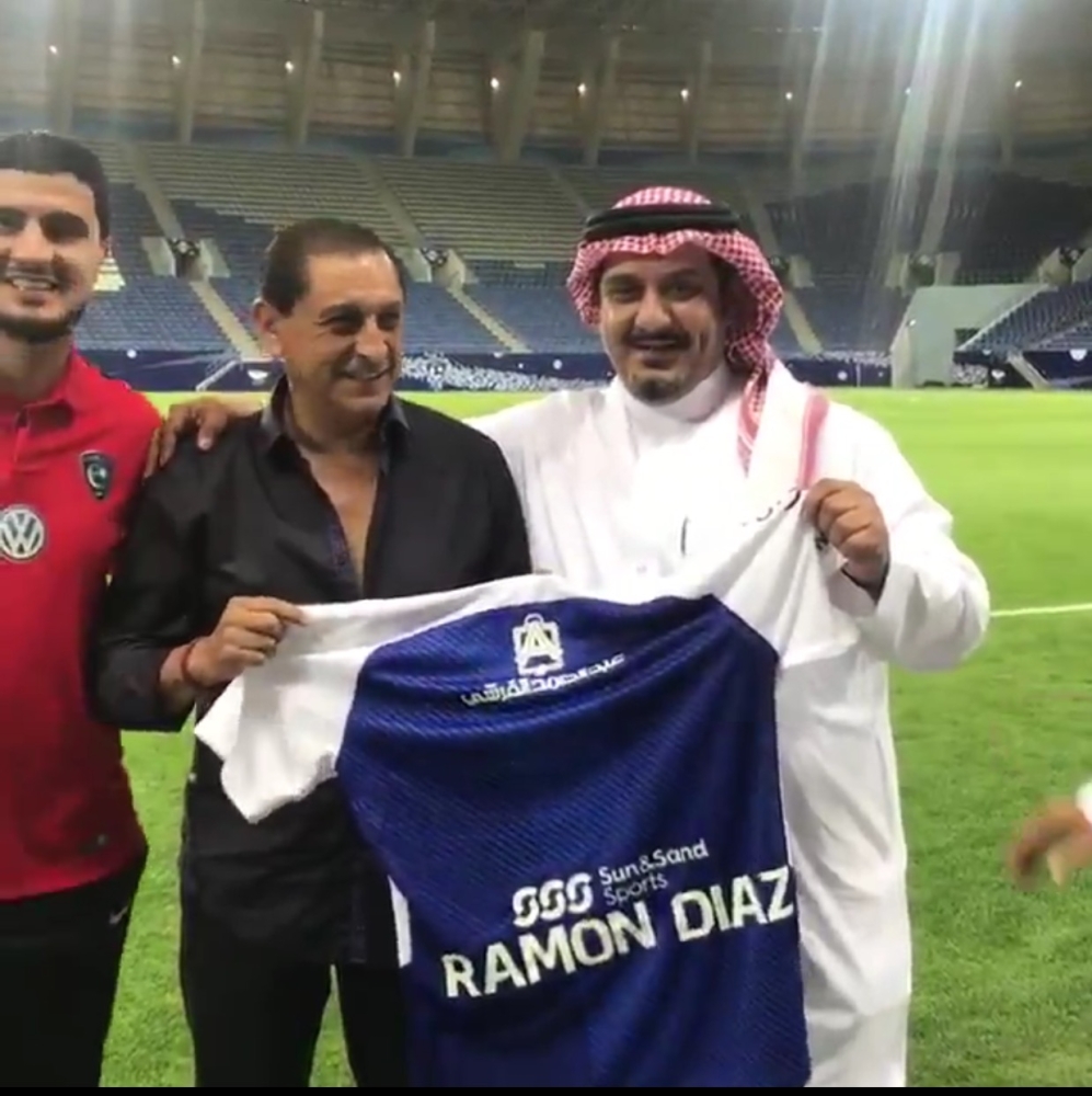 رئيس الهلال يقدم تشيرت الهلال لدياز 