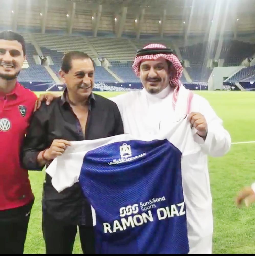 



رئيس الهلال يقدم تشيرت الهلال لدياز. (عكاظ)