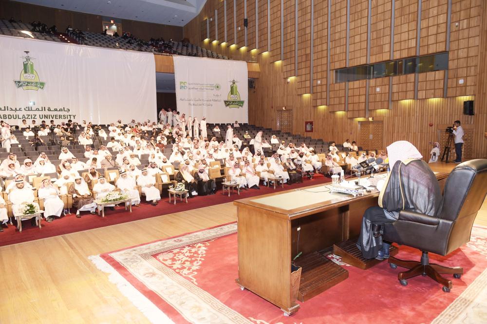 وزير الشؤون الإسلامية متحدثاً عن الاعتدال في جامعة المؤسس.  (تصوير: مديني عسيري)