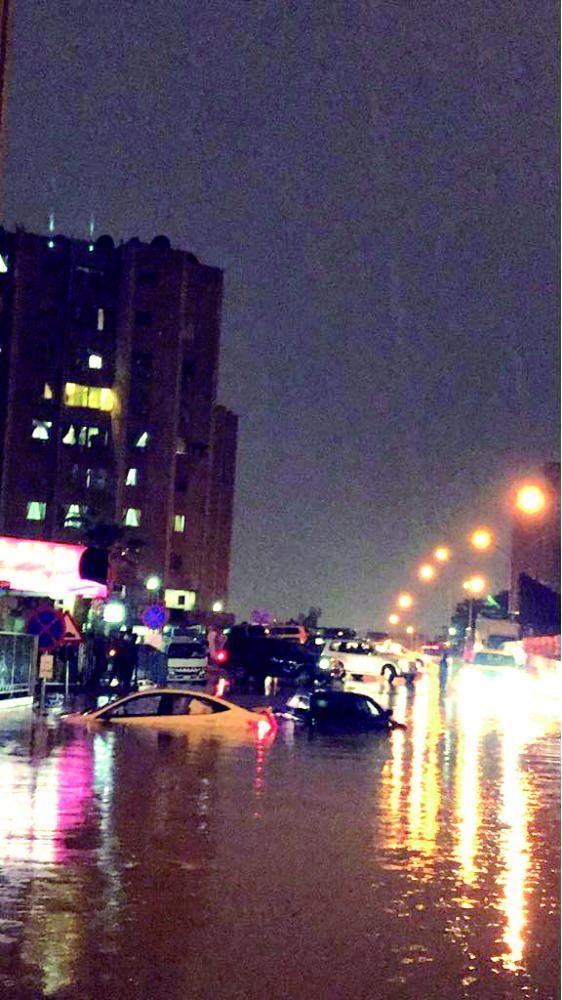 



مركبات غمرتها مياه الأمطار في الرياض. (عكاظ)