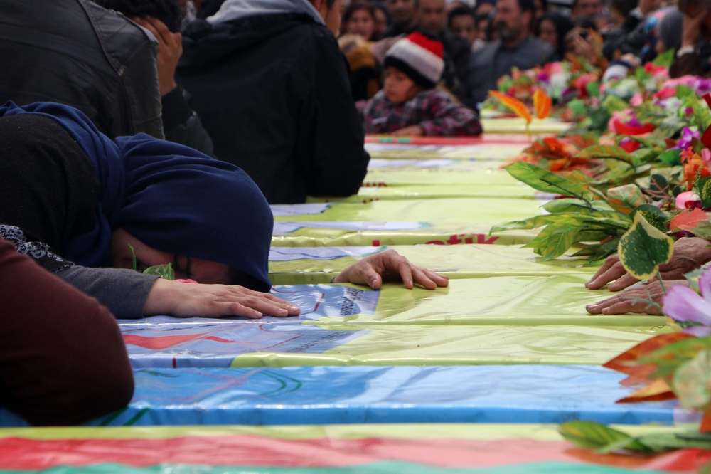 Syrian Kurds mourn in the northern town of Afrin during the funeral on March 1, 2018 of fighters from the People's Protection Units (YPG) militia and the Women's Protection Units (YPJ), killed in clashes in the Kurdish enclave in northern Syria on the border with Turkey. / AFP / Ahmad Shafie BILAL
