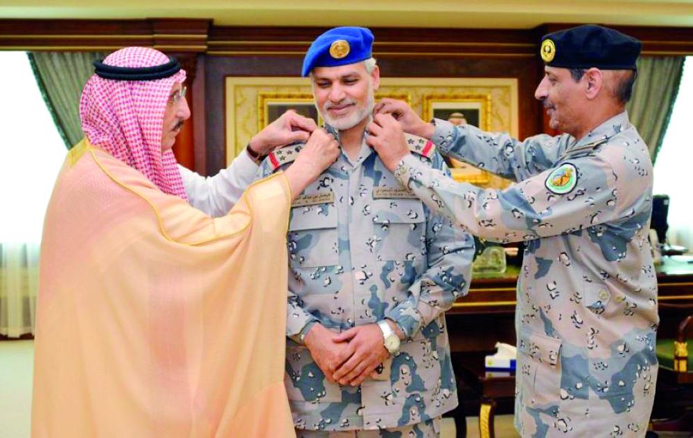 



الأمير محمد بن ناصر مقلدا العميد فيصل الجهني رتبته الجديدة. (عكاظ)