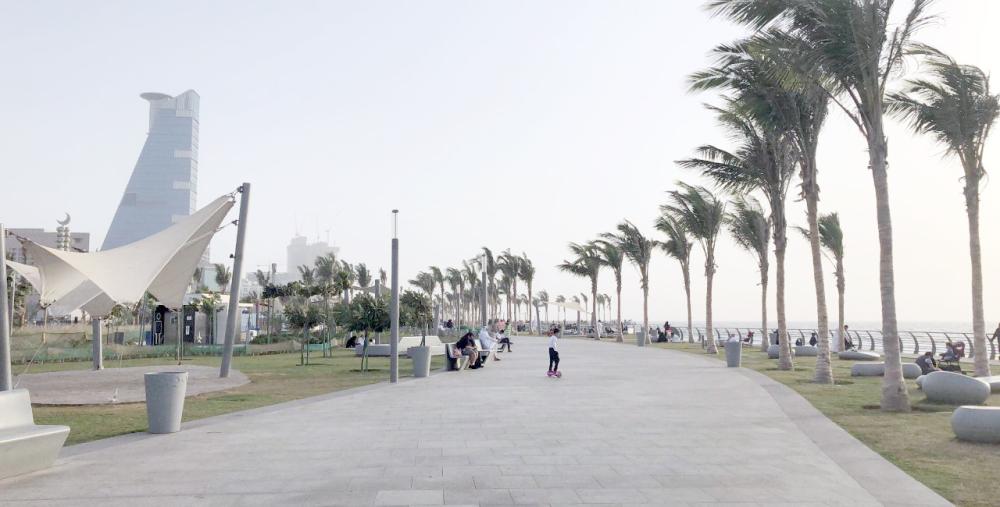 صورة جوية لمواقف السيارات على شاطئ كورنيش جدة تعرضها للإيجار ، السعودية نيوز ، جريدة عكاظ