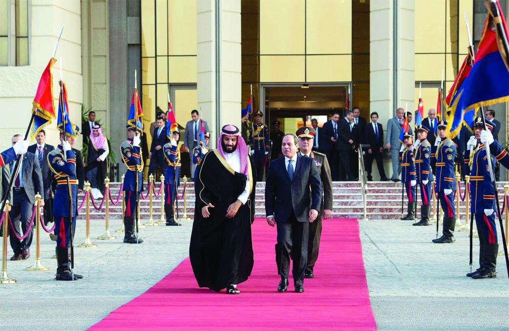 الأمير محمد بن سلمان لدى مغادرته القاهرة وفي وداعه الرئيس المصري.  (تصوير: بندر الجلعود)