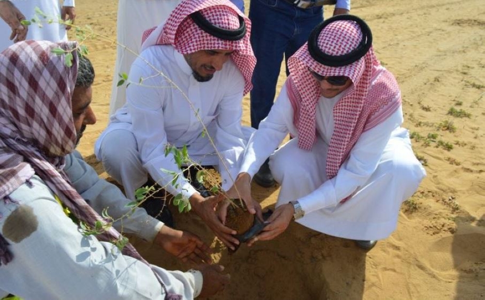 مديرا فرعي وزارتي البيئة والنقل يدشنان مبادرة «التشجير». (عكاظ)