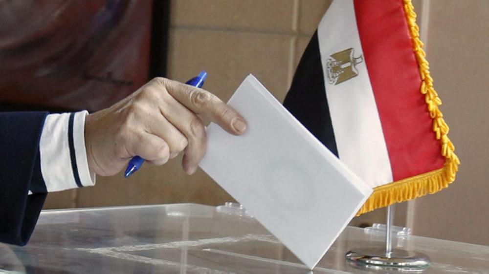 An Egyptian expatriate living in Lebanon casts her vote in a referendum on the new Egyptian constitution at the Egyptian embassy in Beirut December 12, 2012. Egyptians abroad went to embassies on Wednesday to vote in a referendum on the new constitution that President Mohamed Mursi fast-tracked through an Islamist-led drafting assembly, drawing the ire of the opposition. REUTERS/Sharif Karim (LEBANON - Tags: POLITICS ELECTIONS)