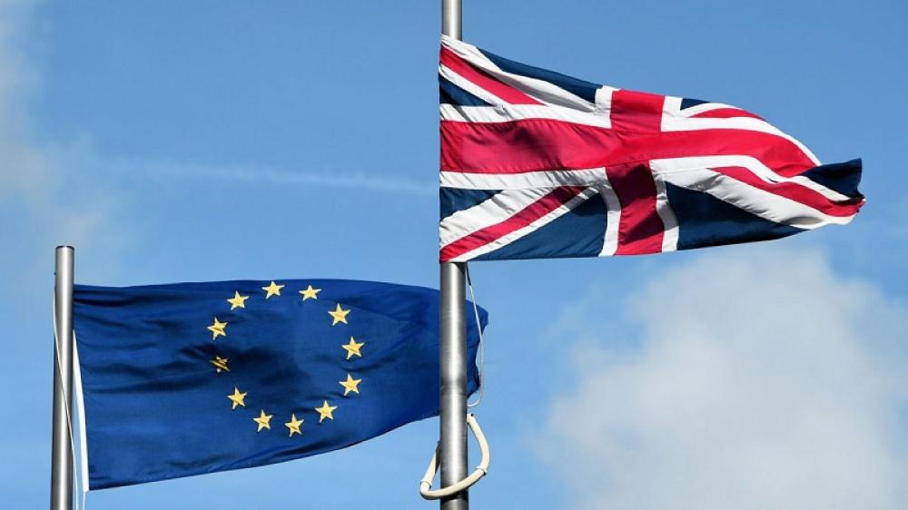 LKS 20160223 DAM1618; (FILES) This file photo taken on September 24, 2015 shows The European union and Union flag flying outside the national assembly building in Cardiff on September 24, 2015. The bosses of more than a third of Britain's top companies on Tuesday urged voters to keep the country in the European Union, warning that an exit from the bloc would threaten jobs. / AFP / DAMIEN MEYER - LEHTIKUVA / AFP