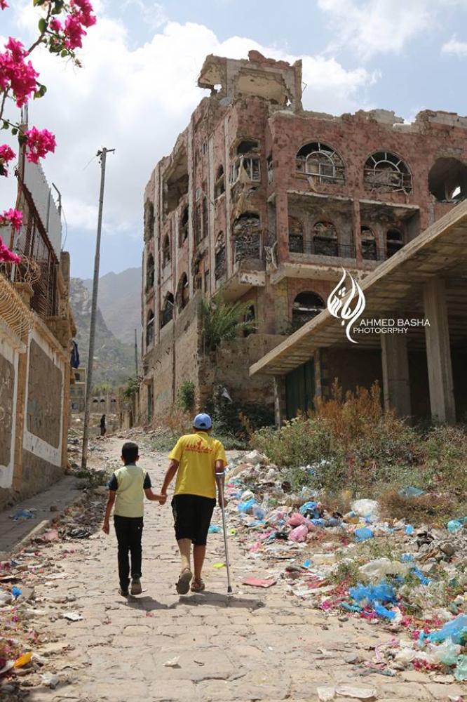 يمني فقد ساقه يتفقد منزله الذي دمرته الميليشيا الحوثية في تعز.(أحمد الباشا) 