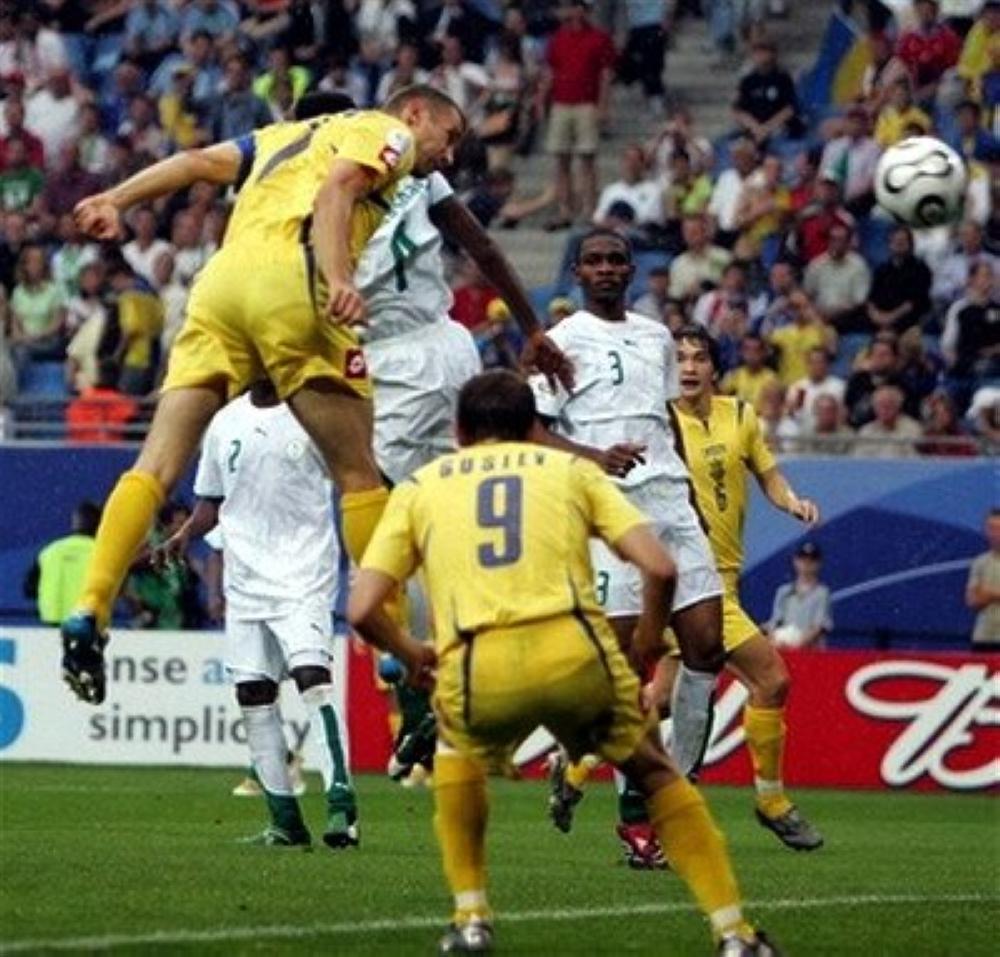 



شفشينكو لحظة إحرازه الهدف الثالث لمنتخب بلاده في مرمى السعودية بمونديال 2006.