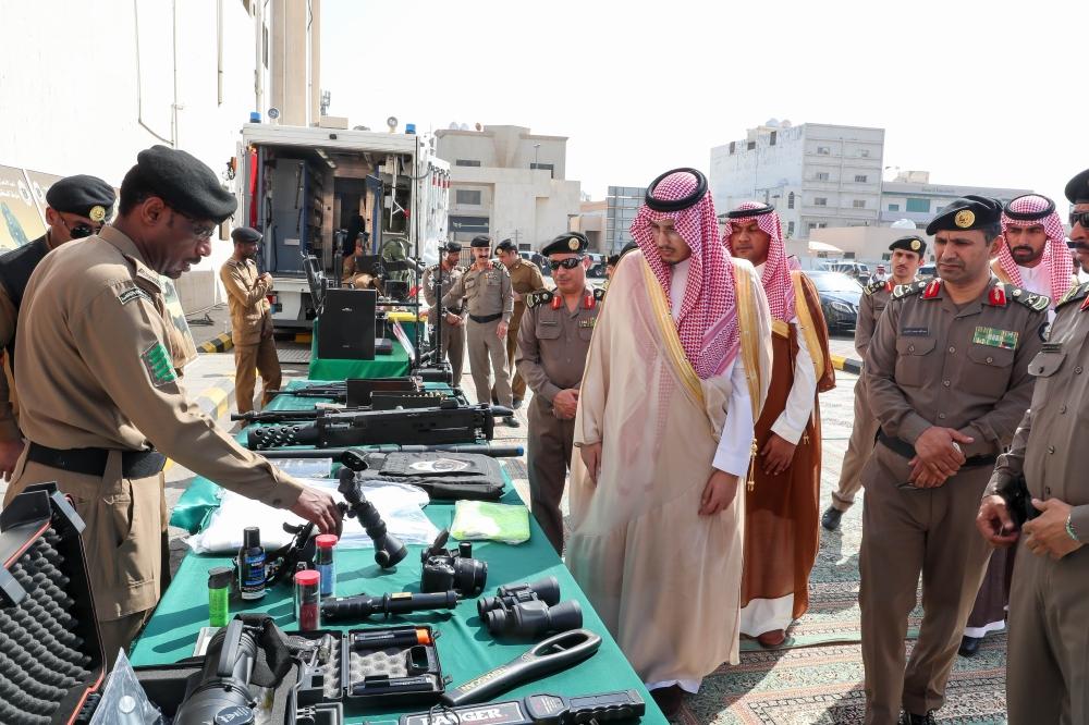 الأمير أحمد بن فهد مطلعا على الأساليب التقنية للتعامل مع الحوادث الجنائية. (تصوير: سامي الغامدي) 