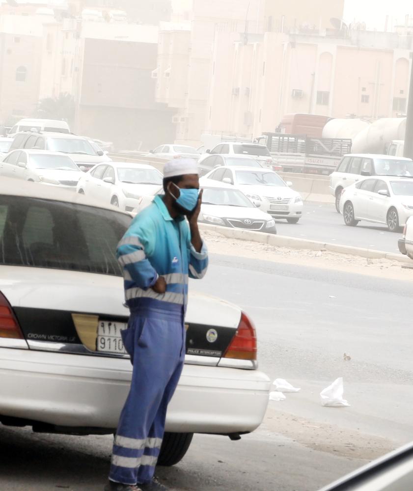 



عامل نظافة يستعين بالكمامة لمجابهة الأتربة.