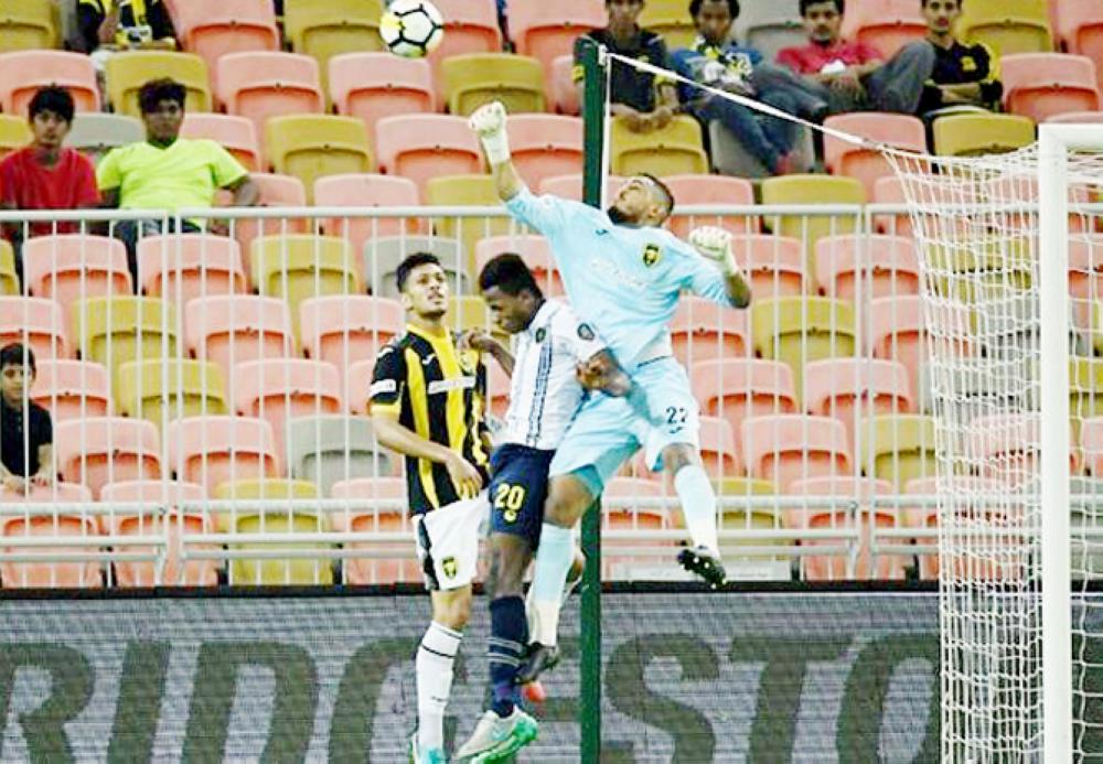 



فواز القرني خلال مباراتي الاتحاد أمام التعاون والنصر في الدوري السعودي.