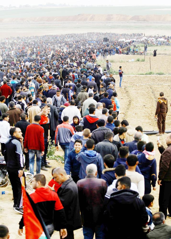 Palestinians take part in a tent city protest near the border with Israel east of Jabalia in the northern Gaza strip on March 30, 2018 to commemorate Land Day.

 Land Day marks the killing of six Arab Israelis during 1976 demonstrations against Israeli confiscations of Arab land. / AFP / Mohammed ABED
