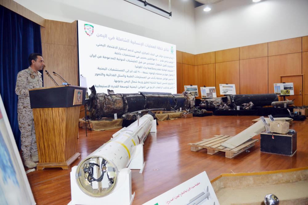 



المالكي متحدثا في المؤتمر الصحفي وأمامه أدلة على تورط إيران في دعم الحوثي. (تصوير: ماجد الدوسري)