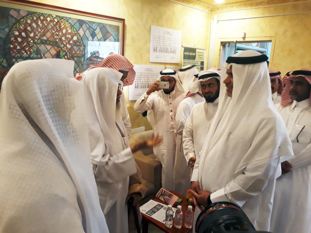وزير التعليم يستمع لمطالبات رئيس الجاليات في مكة: خاصة الصورة لعكاظ تصوير عبدالعزيز الربيعي