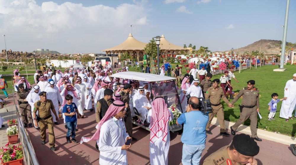 .. ومتجولا في المهرجان.