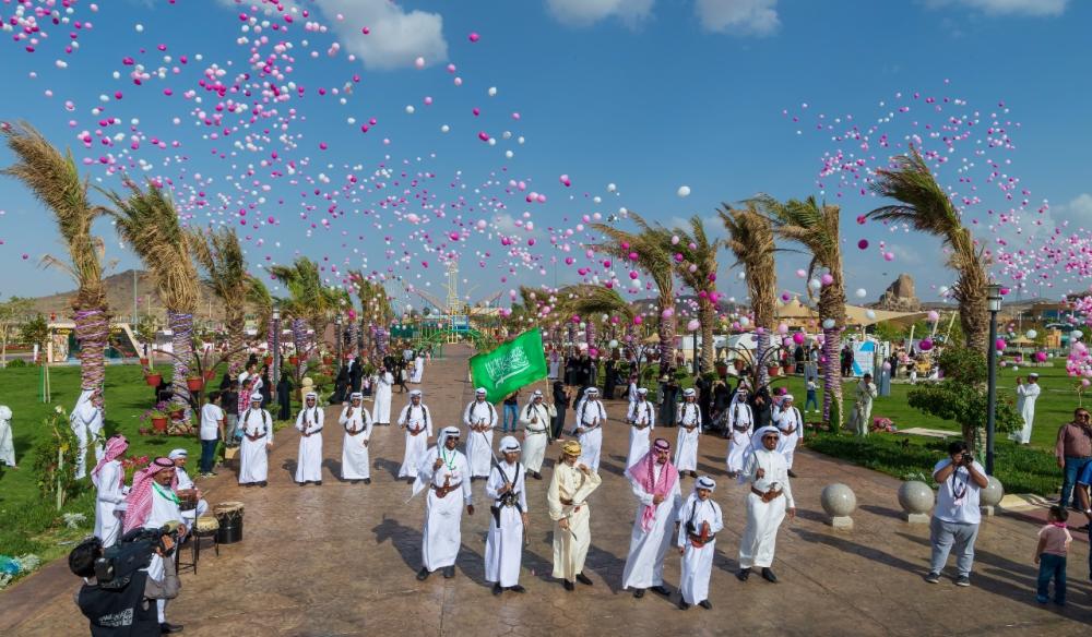 ورود نثرتها طائرة عمودية على المشاركين في المهرجان.