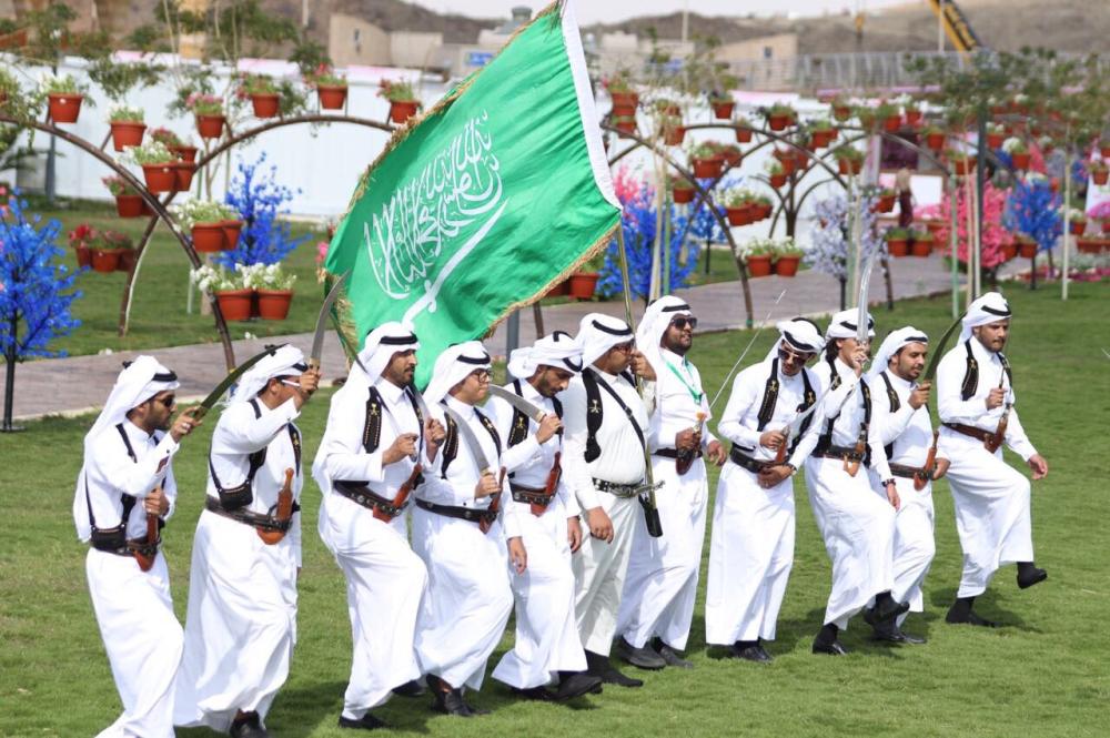 فرقة مشاركة في افتتاح مهرجان الورد.