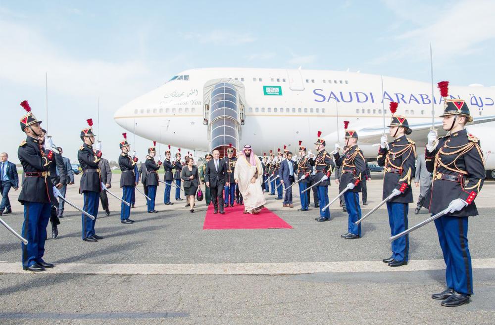 



الأمير محمد بن سلمان لدى وصوله إلى فرنسا أمس، وفي استقباله وزير الخارجية.  (تصوير: بندر الجلعود Bandaralgaloud@)