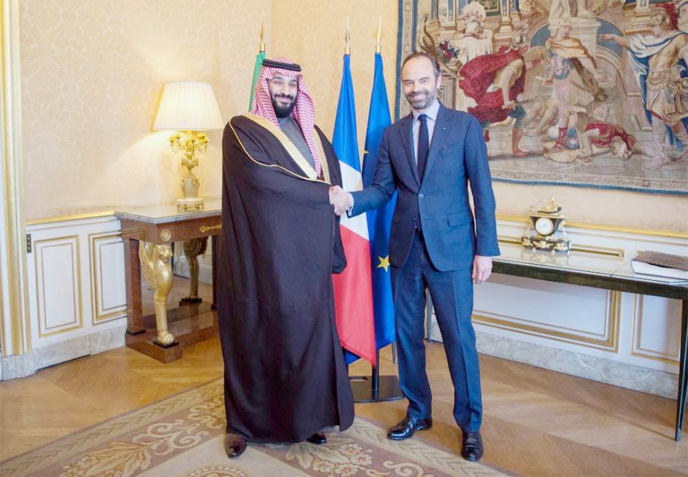 



الأمير محمد بن سلمان مصافحا إدوار فيليب داخل رئاسة مجلس الوزراء.