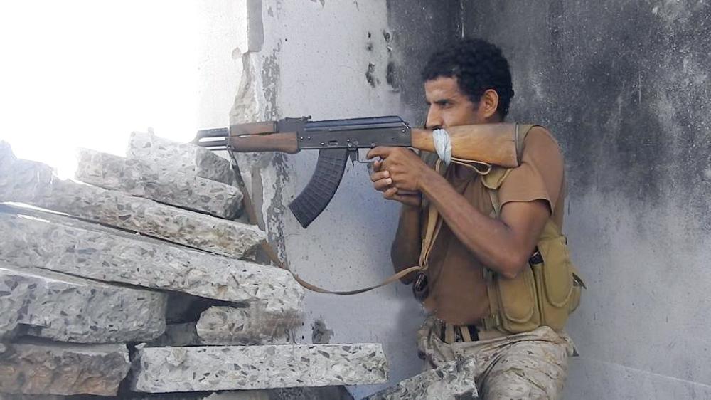 



جندي من الجيش الوطني أثناء المعارك في ميدي بمحافظة حجة أمس.  (إعلام الجيش)