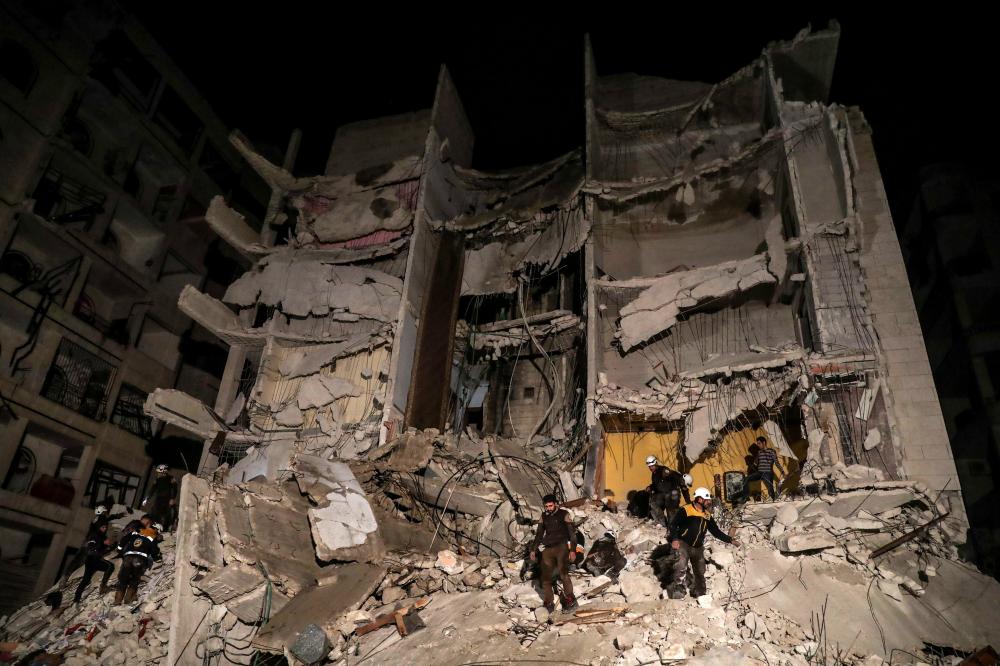 



متطوعون يبحثون عن ناجين بعد انفجار في مدينة إدلب أمس الأول، تسبب في مقتل 16 وأكثر من 100 جريح.