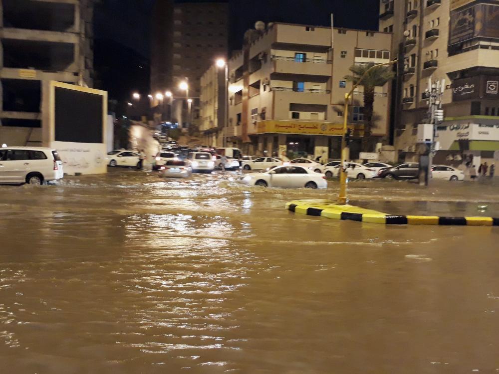 المياة تغمر أحد شوارع حي العزيزية. (تصوير: عبدالعزيز الربيعي)