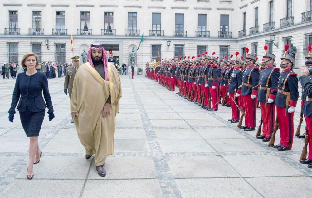 وزيرة الدفاع الإسبانية تستعرض مع ولي العهد حرس الشرف بمقر وزارة الدفاع بمدريد.