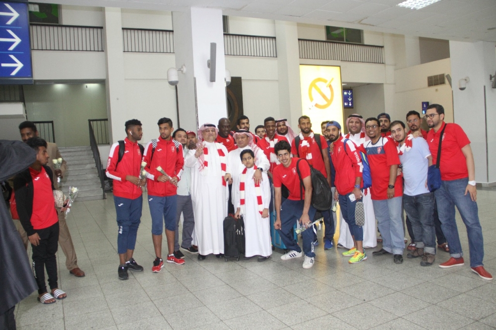 الجماهير تستقبل فريقها بمطار جدة بالورود