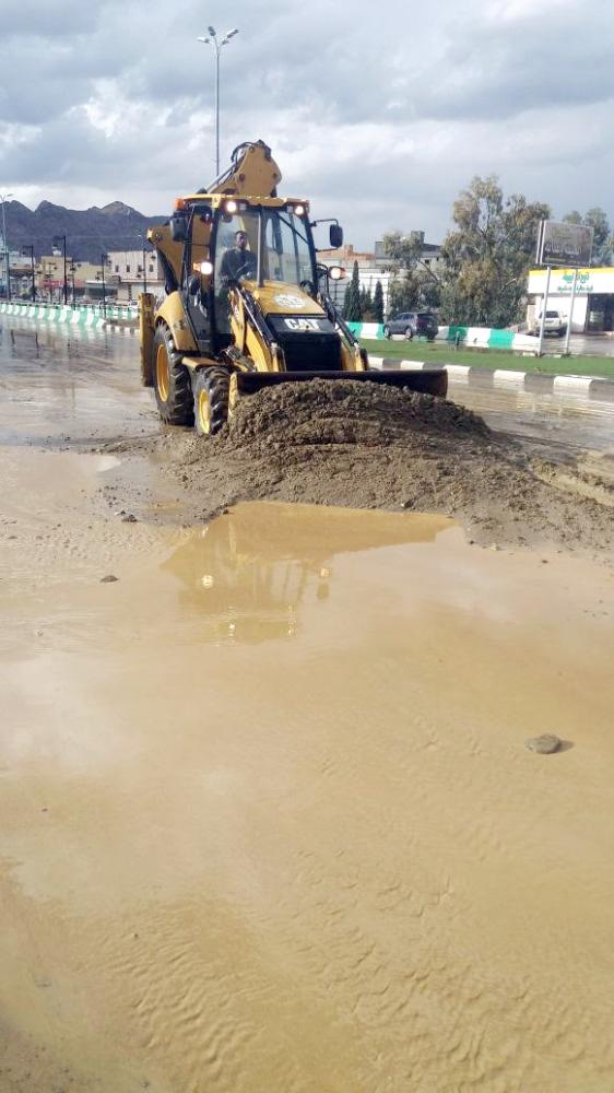 



معدات بلدية تنومة تزيل آثار الأمطار. (عكاظ)