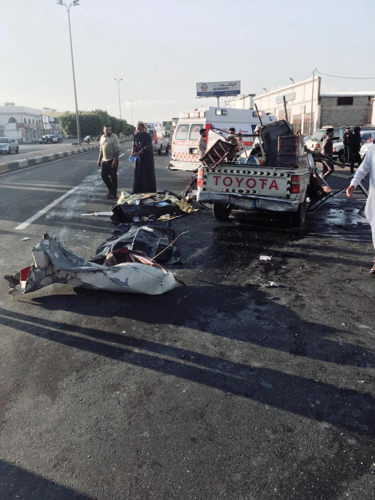 جثامين المتوفين في موقع الحادثة. (عكاظ)