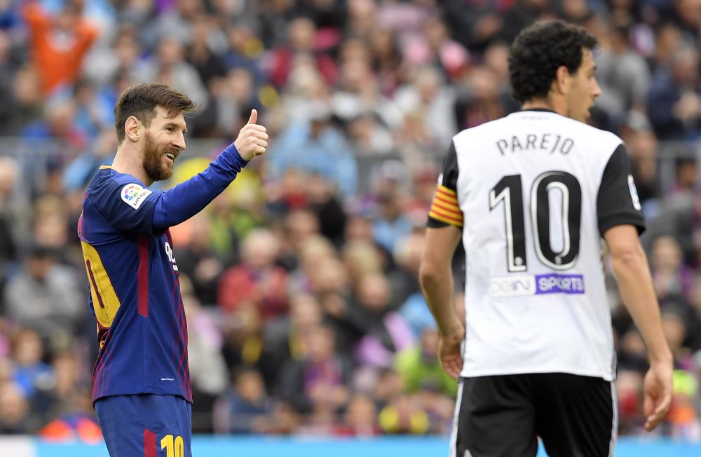 Barcelona's Argentinian forward Lionel Messi thumbs up during the Spanish league footbal match between FC Barcelona and Valencia CF at the Camp Nou stadium in Barcelona on April 14, 2018. / AFP / LLUIS GENE
