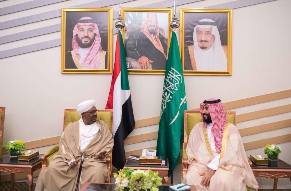 الأمير محمد بن سلمان مستقبلا الرئيس عمر البشير اليوم في الظهران. 