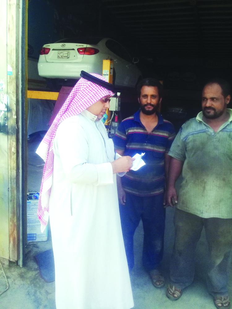 



عمال يتحدثون لـ«عكاظ» في المدينة الصناعية.