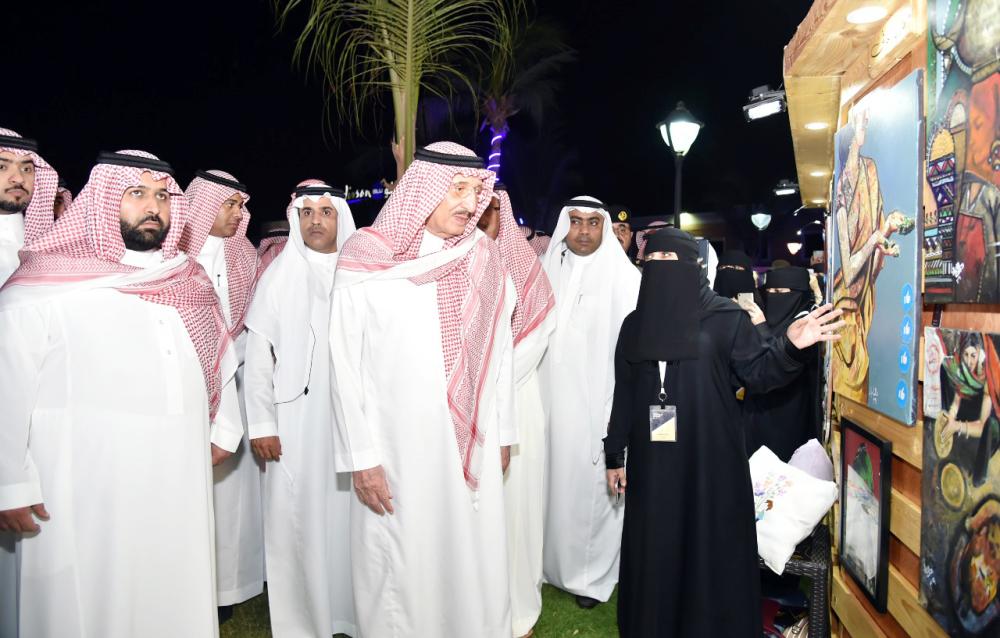 



 أمير جازان ونائبه يتجولان في المعرض الفني. (تصوير: محمد القيسي)