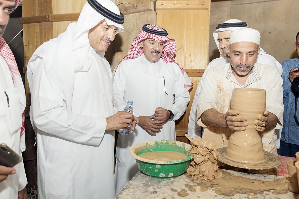 



الأمير سلطان بن سلمان يقف بجوار الفقيد الحرفي صالح قبل عام.