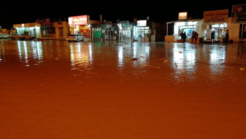 المياه تحاصر المحال التجارية بحي الحضن بنجران