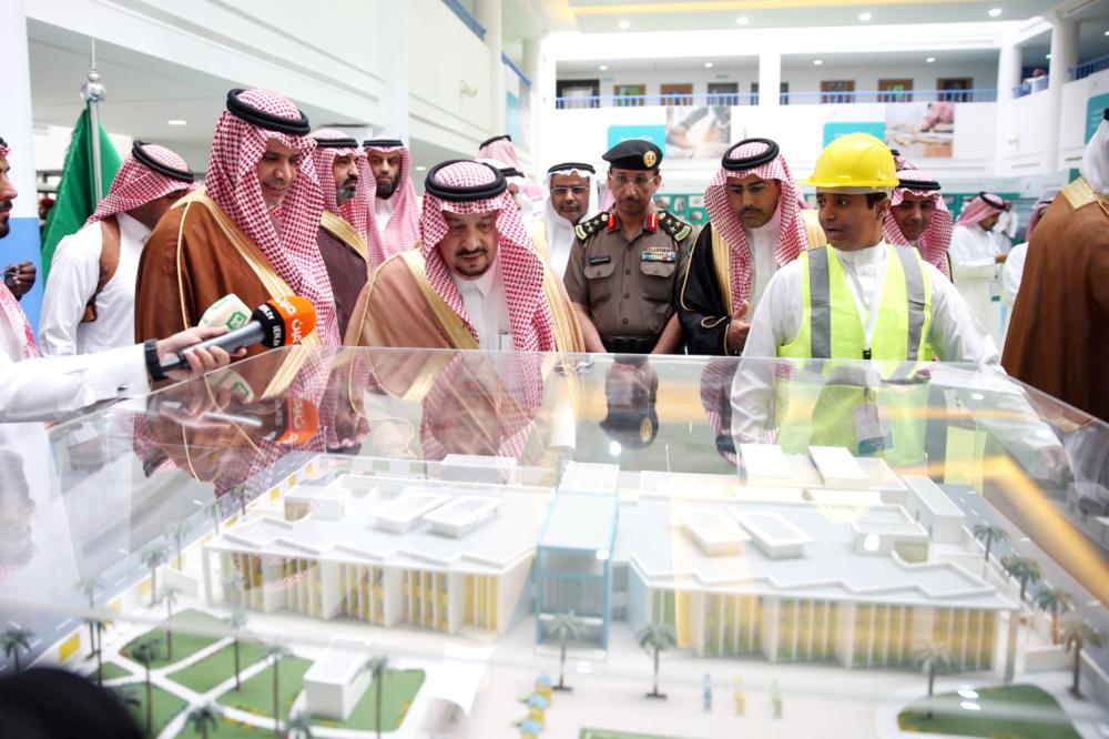 



الأمير فيصل بن بندر مطلعا على المشاريع الجديدة.  (تصوير: ماجد الدوسري)