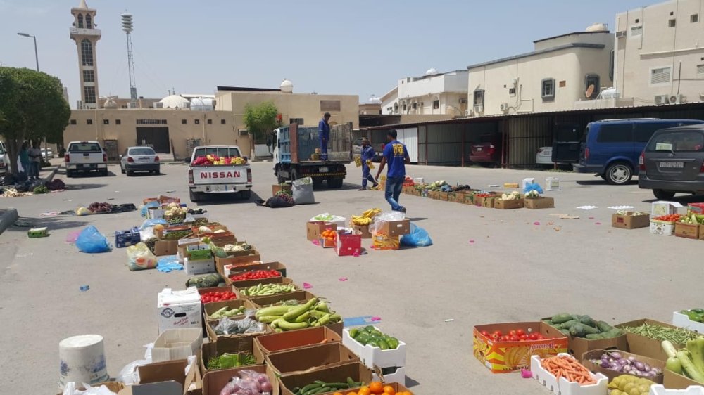 عمال بلدية عنك أثناء مصادرة الخضار والفواكه. (عكاظ)